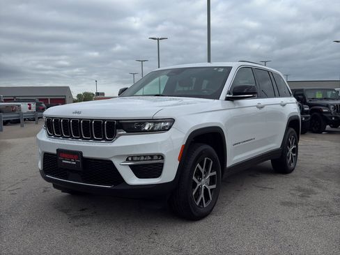 Used 2025 Jeep Grand Cherokee Limited AWD/4WD image 2