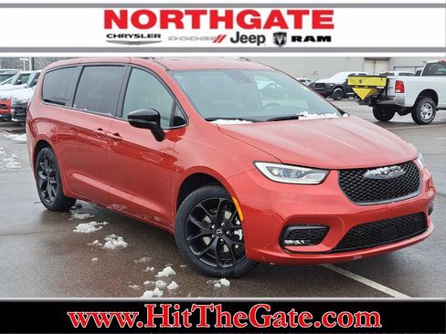 New 2026 Chrysler Pacifica Select w/ S Appearance Package image 1