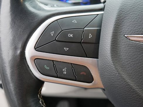 Used 2021 Chrysler Pacifica Touring-L image 18