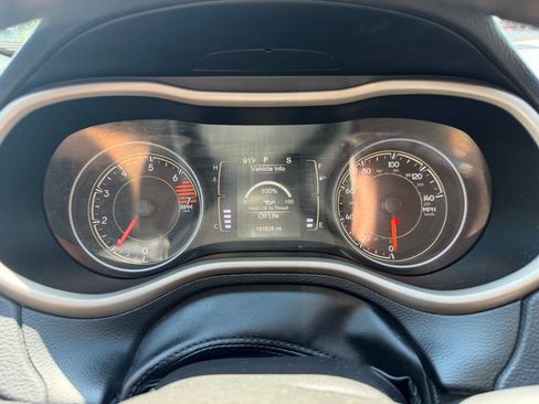 Used 2017 Jeep Cherokee Latitude w/ Cold Weather Group AWD/4WD image 19