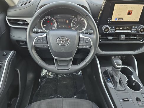 Used 2024 Toyota Highlander LE image 15