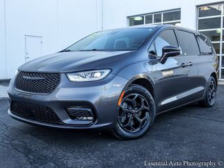 Used 2022 Chrysler Pacifica Limited w/ Uconnect Theater Family Group video 2