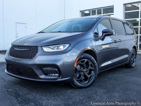 Used 2022 Chrysler Pacifica Limited w/ Uconnect Theater Family Group image 2