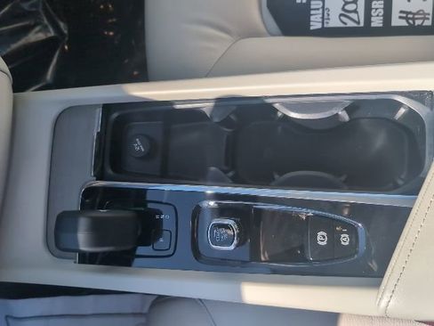 Used 2023 Volvo XC60 B5 Plus image 17