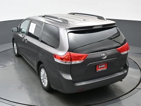 Used 2013 Toyota Sienna XLE image 38