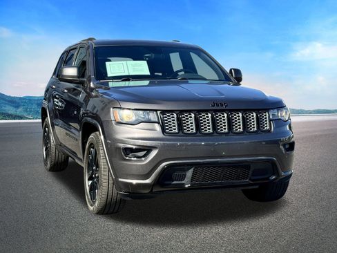 Used 2018 Jeep Grand Cherokee Altitude image 2
