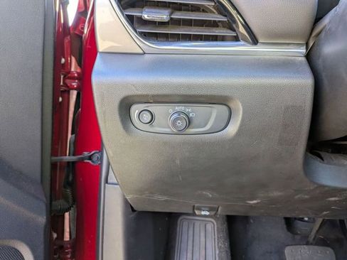 Used 2022 Chevrolet Traverse LT image 22