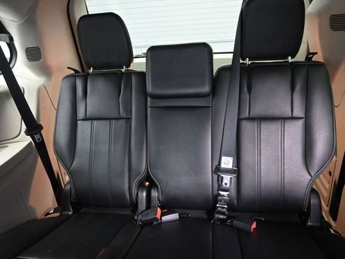 Used 2013 Chrysler Town & Country Touring-L w/ Driver Convenience Group FWD image 27