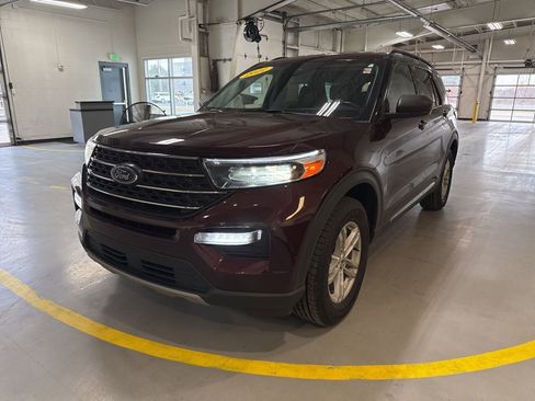 Used 2022 Ford Explorer XLT w/ Equipment Group 202A AWD/4WD image 3