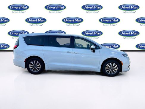 Used 2023 Chrysler Pacifica Touring-L FWD image 8