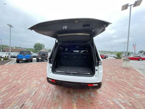 Used 2023 Jeep Grand Wagoneer Series III AWD/4WD image 34
