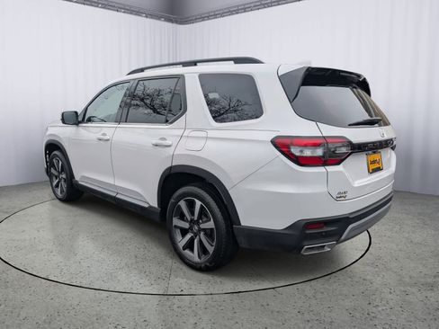 Certified 2025 Honda Pilot Touring image 4