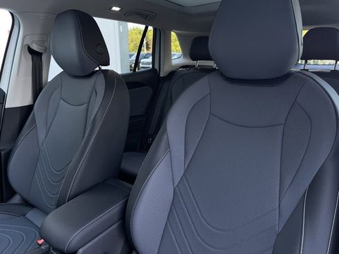 New 2025 Volkswagen Tiguan SE image 12