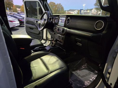 Used 2019 Jeep Wrangler Unlimited Sahara image 24