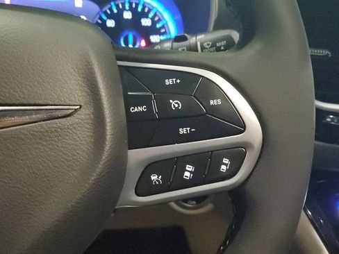 Used 2023 Chrysler Pacifica Touring-L FWD image 30