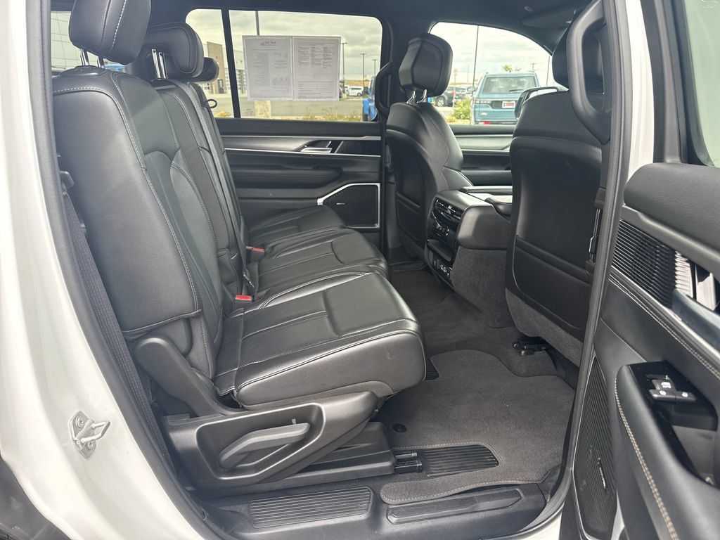 Used 2025 Jeep Wagoneer 4WD image 33