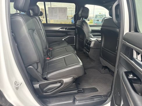 Used 2025 Jeep Wagoneer 4WD image 33