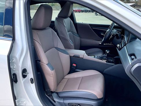 Used 2024 Lexus ES 300h w/ Premium Package image 9