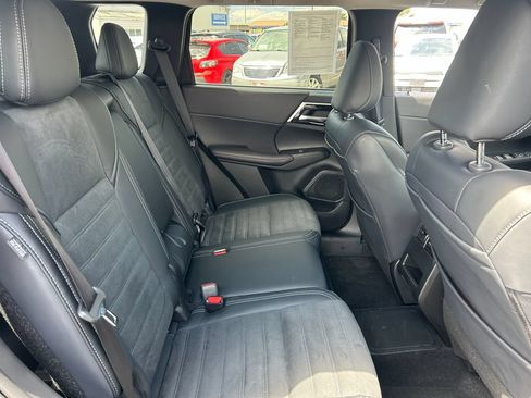 Used 2025 Mitsubishi Outlander 4WD Plug-In Hybrid image 34