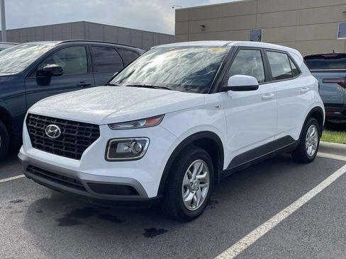 Used 2025 Hyundai Venue SE FWD image 2