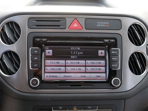 Used 2011 Volkswagen Tiguan SE image 28