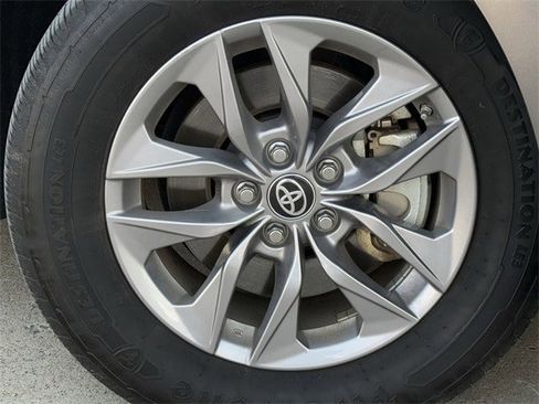 Used 2024 Toyota Sienna XLE image 9