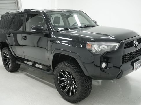 Used 2019 Toyota 4Runner SR5 Premium AWD/4WD image 3