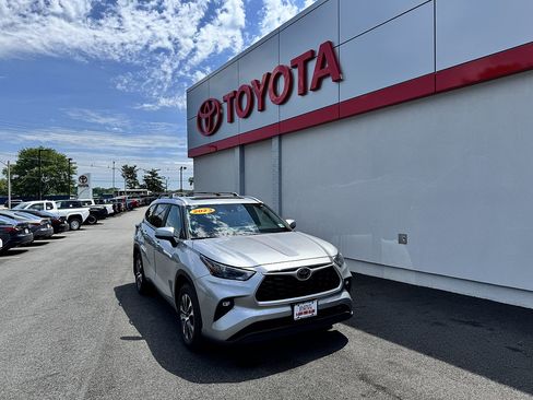 Used 2023 Toyota Highlander XLE AWD/4WD image 1