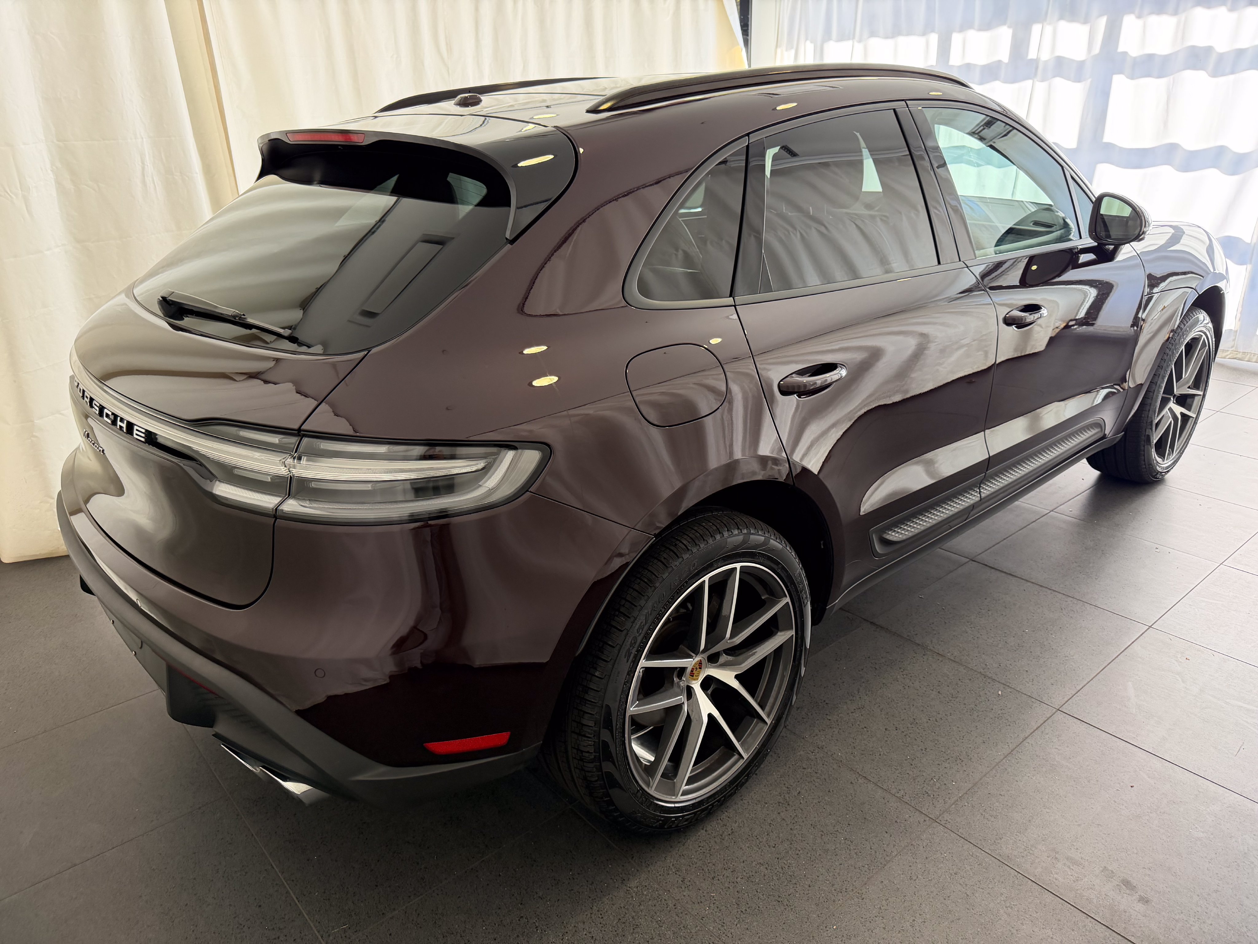Certified 2024 Porsche Macan AWD/4WD image 9
