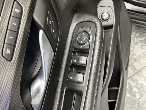 Certified 2024 GMC Terrain SLT image 8