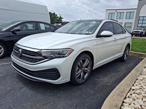 Certified 2023 Volkswagen Jetta SE w/ Panoramic Sunroof Package FWD image 3