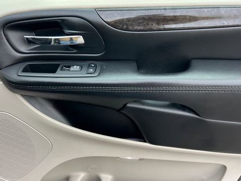 Used 2018 Dodge Grand Caravan SE w/ UConnect Hands-Free Group image 20