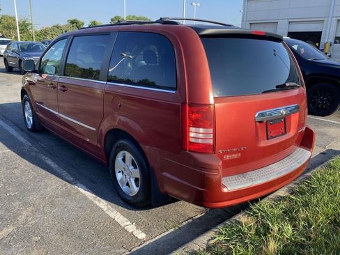 Used 2009 Chrysler Town & Country Touring FWD image 6