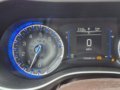 Used 2019 Chrysler Pacifica Touring-L FWD image 14