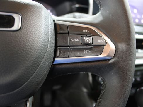 Used 2025 Jeep Compass Latitude image 11