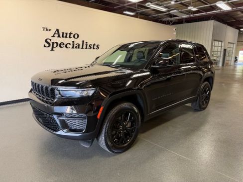 Used 2025 Jeep Grand Cherokee Altitude AWD/4WD image 1