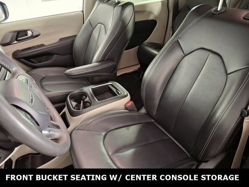 Used 2023 Chrysler Pacifica Touring-L image 25