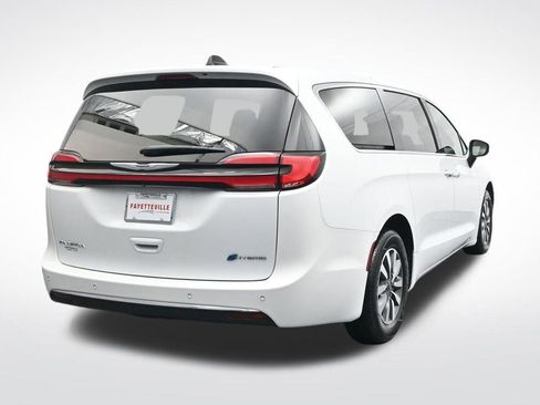 Used 2023 Chrysler Pacifica Touring-L image 6