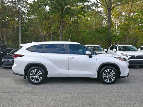 Certified 2024 Toyota Highlander XLE image 5