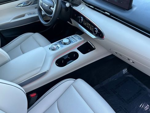 Used 2023 Genesis GV70 2.5T w/ Advanced Package image 17