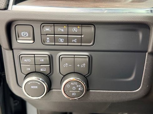 Certified 2026 Chevrolet Suburban Premier AWD/4WD image 19