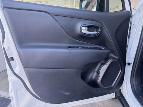 Used 2023 Jeep Renegade Latitude image 9