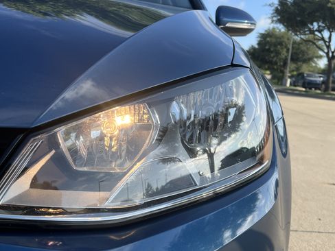 Used 2017 Volkswagen Golf 4-Door FWD image 6