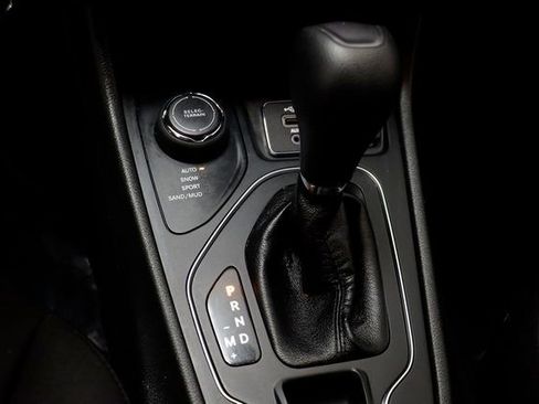 Used 2019 Jeep Cherokee Latitude w/ Cold Weather Group image 12