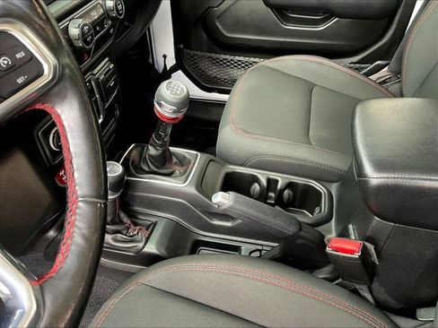 Used 2021 Jeep Wrangler Unlimited Rubicon w/ Cold Weather Group AWD/4WD image 13