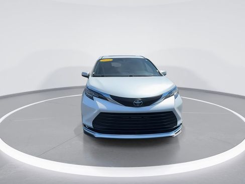 Used 2022 Toyota Sienna XLE image 3