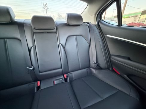 Used 2025 Genesis G70 2.5T image 38