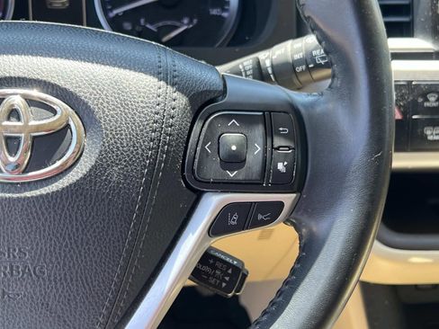 Used 2018 Toyota Highlander XLE FWD image 25