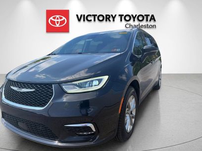 Used 2022 Chrysler Pacifica Touring-L w/ Uconnect Theater Family Group