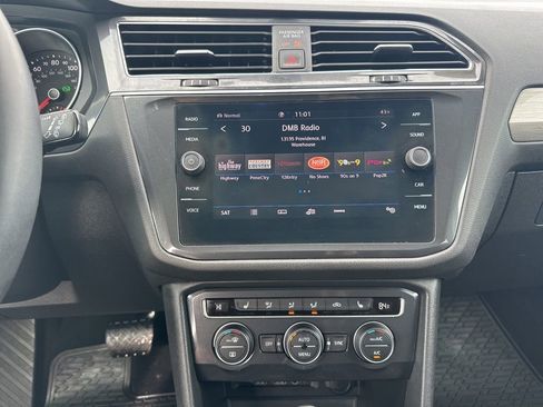 Used 2020 Volkswagen Tiguan SE w/ Panoramic Sunroof Package image 21